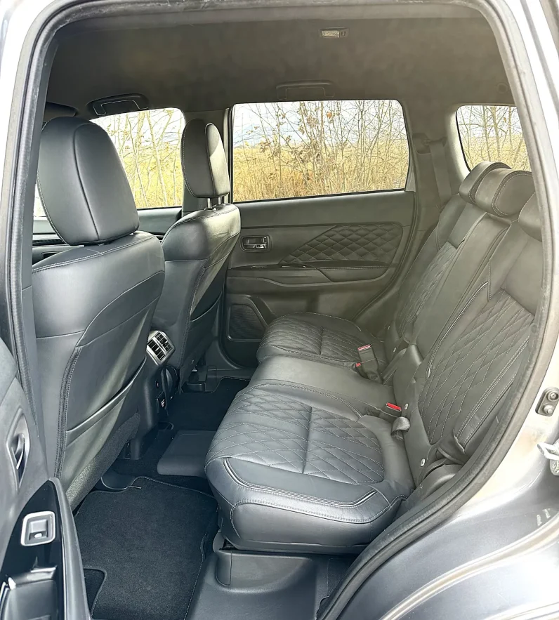 
								Mitsubishi Outlander 2.4 4WD Plug-In Hybrid Top full									